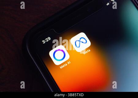 Smartphone-Bildschirm mit Symbolen für Meta AI und Meta Platforms Inc. Meta AI ist Metas fortschrittlicher Gesprächsassistent, der in seine eigenen Plattformen integriert ist Stockfoto
