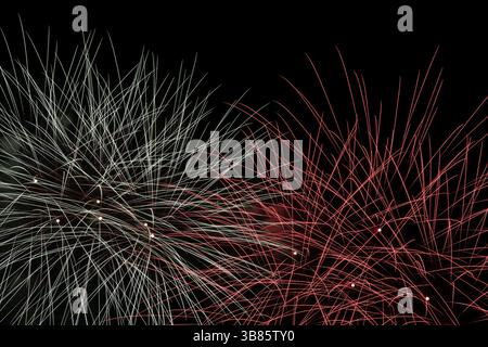 Wunderschönes buntes Feuerwerk am schwarzen Himmel Stockfoto