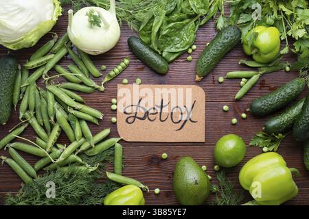 Detox Green Gemüses Lifestyle Konzept. Verschiedene frische grüne Gemüsesorten am Holztisch. Flache Lagen Stockfoto