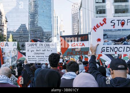 Toronto, Kanada - 28. Oktober 2023: Anti-Kriegs-marsch von Palästinensern in Toronto gegen Israels Aggression im Gazastreifen. Der friedliche Protest der Stadt gegen Isra Stockfoto