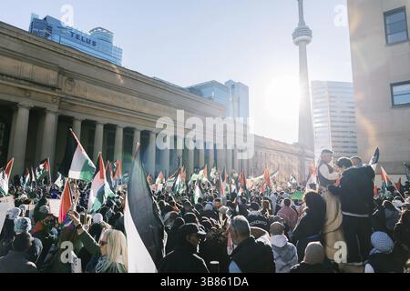 Toronto, Kanada - 28. Oktober 2023: Anti-Kriegs-marsch von Palästinensern in Toronto gegen Israels Aggression im Gazastreifen. Der friedliche Protest der Stadt gegen Isra Stockfoto