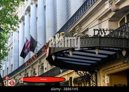 LONDON, Großbritannien - 29. APRIL 2025: Außenansicht des Waldorf Hilton Hotels in Aldwych mit Schild Stockfoto