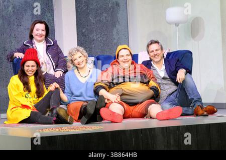 Nica Heru, Herma Koehn, Anna Schäfer, Cem Lukas Yeginer und Rene Steinke beim Fototermin am Rande der Probe zum Theaterstück „Kröten in Not“ am 7.05.2 Stockfoto