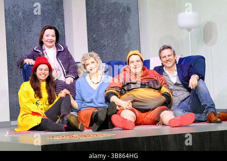 Nica Heru, Herma Koehn, Anna Schäfer, Cem Lukas Yeginer und Rene Steinke beim Fototermin am Rande der Probe zum Theaterstück „Kröten in Not“ am 7.05.2 Stockfoto