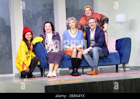 Nica Heru, Herma Koehn, Anna Schäfer, Cem Lukas Yeginer und Rene Steinke beim Fototermin am Rande der Probe zum Theaterstück „Kröten in Not“ am 7.05.2 Stockfoto