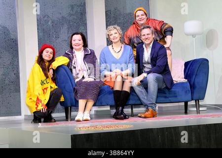 Nica Heru, Herma Koehn, Anna Schäfer, Cem Lukas Yeginer und Rene Steinke beim Fototermin am Rande der Probe zum Theaterstück „Kröten in Not“ am 7.05.2 Stockfoto