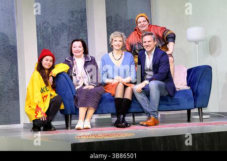Nica Heru, Herma Koehn, Anna Schäfer, Cem Lukas Yeginer und Rene Steinke beim Fototermin am Rande der Probe zum Theaterstück „Kröten in Not“ am 7.05.2 Stockfoto
