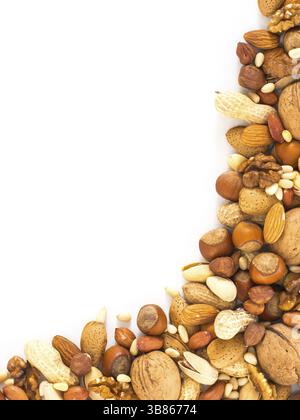 Hintergrund der gemischten Nüsse - Haselnüsse, Mandeln, Walnüsse, Pistazien, Erdnüsse, Pinienkerne geschält und nicht geschält - vertikal mit Kopierraum. Isoliert Stockfoto