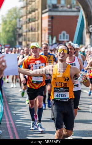 Läufer beim London Marathon 2025 auf der Tower Bridge in Central London, Großbritannien Stockfoto