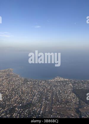 Luftaufnahme der Stadt am Meer vor dem blauen Horizont. Stockfoto
