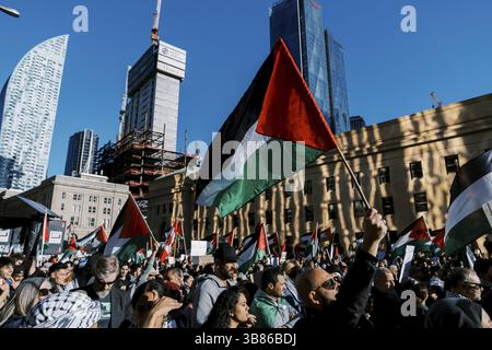 Toronto, Kanada - 28. Oktober 2023: Israel-Hamas-Krieg: Tausende nehmen an propalästinensischen Protesten Teil, die einen Waffenstillstand fordern. Stockfoto
