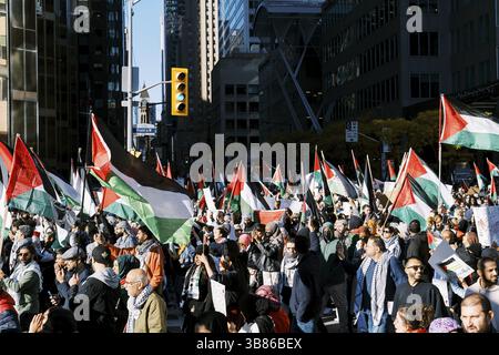 Toronto, Kanada - 28. Oktober 2023: Anti-Kriegs-marsch von Palästinensern in Toronto gegen Israels Aggression im Gazastreifen. Der friedliche Protest der Stadt gegen Isra Stockfoto