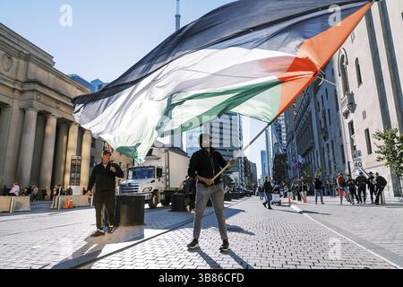 Toronto, Kanada - 28. Oktober 2023: Anti-Kriegs-marsch von Palästinensern in Toronto gegen Israels Aggression im Gazastreifen. Der friedliche Protest der Stadt gegen Isra Stockfoto