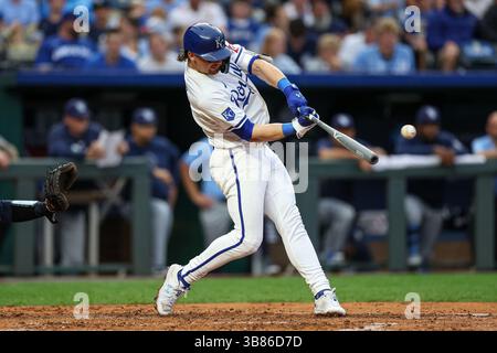 3. Juli 2024: Der Shortstop Bobby Witt Jr. (7) der Kansas City Royals trifft im dritten Inning im Kauffman Stadium in Kansas City, MO, einen RBI-Outfield Kyle Isbel (28). David Smith/CSM (Bild: © David Smith/CSM via ZUMA Press Wire) Stockfoto