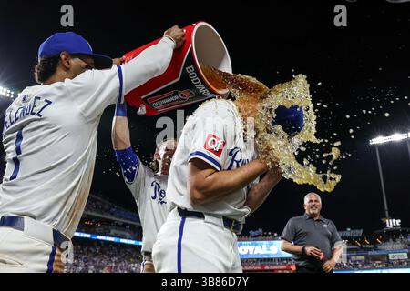 3. Juli 2024: Der Kansas City Royals Pitcher James McArthur (66) wird von Kansas City Royals Outfield MJ Melendez (1) und Kansas City Royals Shortstop Bobby Witt Jr. (7) nach ihrem Sieg über die Tampa Bay Rays im Kauffman Stadium in Kansas City, MO, übergossen. David Smith/CSM (Bild: © David Smith/CSM via ZUMA Press Wire) Stockfoto