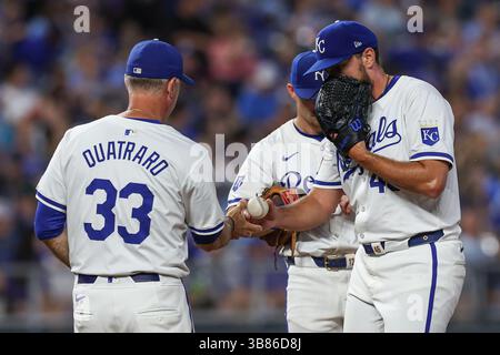 3. Juli 2024: Matt Quatraro (33), Trainer der Kansas City Royals, John Schreiber (46), übernimmt den Ball im siebten Inning eines Spiels gegen die Tampa Bay Rays im Kauffman Stadium in Kansas City, MO. David Smith/CSM (Bild: © David Smith/CSM via ZUMA Press Wire) Stockfoto