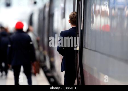 Impression vom Kölner Hauptbahnhof: Reisende steigen in ein EIS. Am Kölner Hauptbahnhof hat eine zweieinhalb Wochen dauernde weitreichende Sperrung des Zugverkehrs begonnen. Grund ist die Inbetriebnahme eines neuen elektronischen Stellwerks. Viele Regionalbahnen und S-Bahnen können daher nicht über den Hauptbahnhof fahren. Themenbild, Symbolbild Köln, 04.05.2025 NRW Deutschland *** Eindruck der Kölner Hauptbahnhof-Passagiere beim Einsteigen in einen ICE-Zug am Kölner Hauptbahnhof hat eine weitreichende Sperrung des Zugverkehrs begonnen, die zweieinhalb Wochen dauern wird Stockfoto