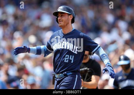21. Juli 2023, Chicago, IL, USA: Chicago Cubs erster Baseman Cody Bellinger (24) feiert, als er am Freitag, den 21. Juli 2023 im dritten Inning gegen die St. Louis Cardinals im Wrigley Field in Chicago seinen Heimlauf überquert. (Bild: © Chris Sweda/Chicago Tribune via ZUMA Press Wire) Stockfoto