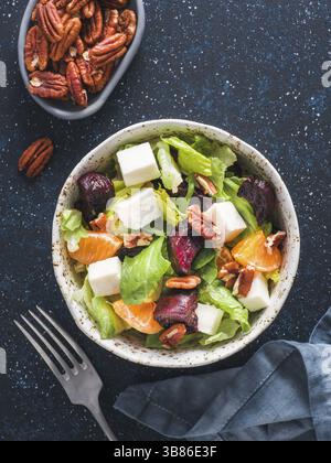 Rote Bete, Fetakäse und Orangensalat. Nahaufnahme. Draufsicht oder flach. Kopierbereich für Text Stockfoto
