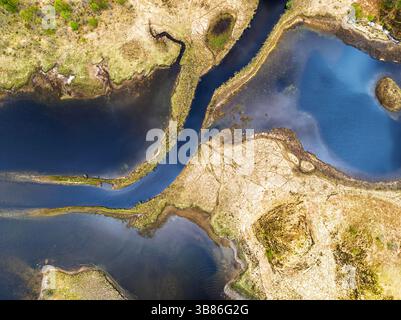 Von einer Drohne, Loch Shiel, Glenfinnan, West Highland, Schottland, fahren Sie über Callop River und Marshes Stockfoto