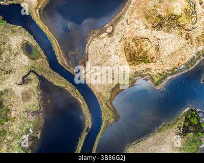 Von einer Drohne, Loch Shiel, Glenfinnan, West Highland, Schottland, fahren Sie über Callop River und Marshes Stockfoto