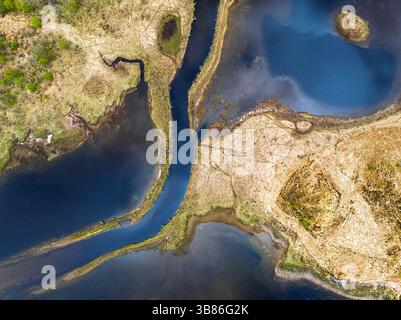 Von einer Drohne, Loch Shiel, Glenfinnan, West Highland, Schottland, fahren Sie über Callop River und Marshes Stockfoto