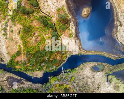 Von einer Drohne, Loch Shiel, Glenfinnan, West Highland, Schottland, fahren Sie über Callop River und Marshes Stockfoto