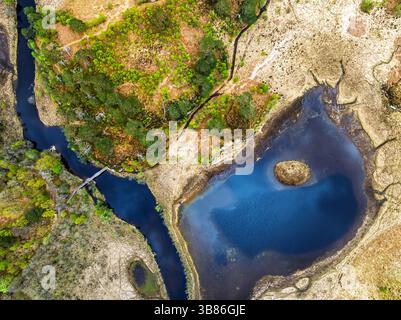 Von einer Drohne, Loch Shiel, Glenfinnan, West Highland, Schottland, fahren Sie über Callop River und Marshes Stockfoto
