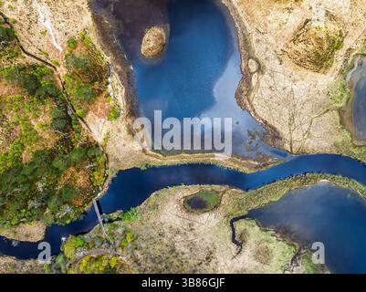 Von einer Drohne, Loch Shiel, Glenfinnan, West Highland, Schottland, fahren Sie über Callop River und Marshes Stockfoto