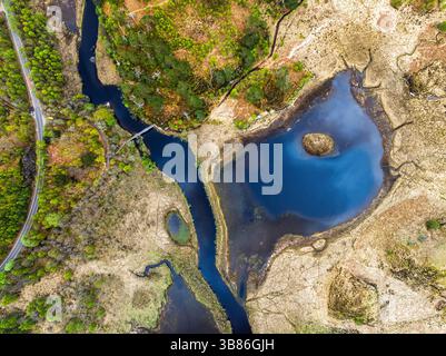 Von einer Drohne, Loch Shiel, Glenfinnan, West Highland, Schottland, fahren Sie über Callop River und Marshes Stockfoto