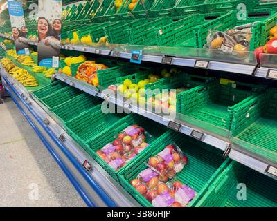 Niedrige Lagerbestände in einem Co-op-Geschäft, nachdem das Unternehmen einen größeren Cyberangriff erlitten hat. Das Unternehmen arbeitet weiterhin daran, die Systeme wieder online zu stellen. © Phil Pickin/Alamy Live News Stockfoto
