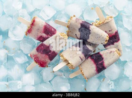 Hausgemachter Eisbecher mit Beeren, Müsli und Chia-Samen. Gesundes Sommerfrühstück Konzept. Moosabstiel aus Joghurt und Banane mit Beeren und Stockfoto