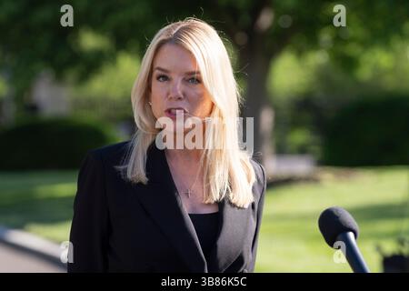 Washington, Vereinigte Staaten. Mai 2025. US-Staatsanwalt Pam Bondi spricht am 7. Mai 2025 im Weißen Haus in Washington, DC, vor den Medien. Quelle: Chris Kleponis/CNP/dpa/Alamy Live News Stockfoto