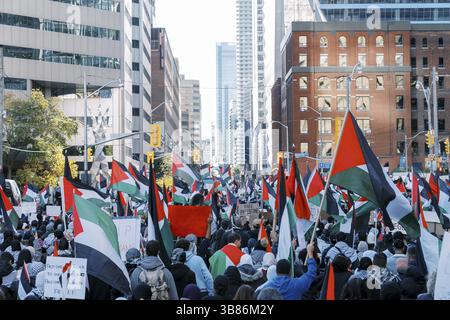 Toronto, Kanada - 28. Oktober 2023: Anti-Kriegs-marsch von Palästinensern in Toronto gegen Israels Aggression im Gazastreifen. Der friedliche Protest der Stadt gegen Isra Stockfoto