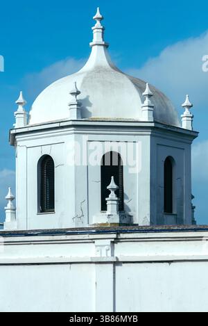 Die Kuppel des historischen Gebäudes in Cadiz, Spanien, zeigt architektonische Schönheit unter klarem blauen Himmel Stockfoto