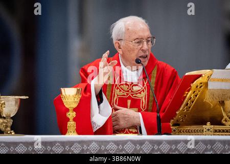 Vatikan, Vatikan. Mai 2025. Kardinal Giovanni Battista Re feiert vor dem Konklave zur Wahl eines neuen Papstes im Petersdom die letzte Messe „Pro Eligendo Romano Pontfice“ mit Kardinälen. Quelle: SOPA Images Limited/Alamy Live News Stockfoto