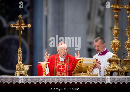 Vatikan, Vatikan. Mai 2025. Kardinal Giovanni Battista Re feiert vor dem Konklave zur Wahl eines neuen Papstes im Petersdom die letzte Messe „Pro Eligendo Romano Pontfice“ mit Kardinälen. Quelle: SOPA Images Limited/Alamy Live News Stockfoto