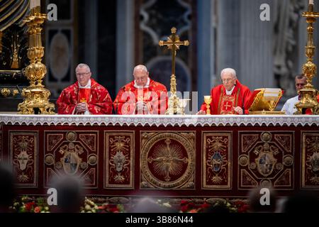 Vatikan, Vatikan. Mai 2025. Kardinal Giovanni Battista Re feiert vor dem Konklave zur Wahl eines neuen Papstes im Petersdom die letzte Messe „Pro Eligendo Romano Pontfice“ mit Kardinälen. Quelle: SOPA Images Limited/Alamy Live News Stockfoto