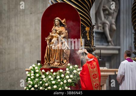 Vatikan, Vatikan. Mai 2025. Kardinal Giovanni Battista Re feiert vor dem Konklave zur Wahl eines neuen Papstes im Petersdom die letzte Messe „Pro Eligendo Romano Pontfice“ mit Kardinälen. Quelle: SOPA Images Limited/Alamy Live News Stockfoto