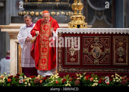 Vatikan, Vatikan. Mai 2025. Kardinal Giovanni Battista Re feiert vor dem Konklave zur Wahl eines neuen Papstes im Petersdom die letzte Messe „Pro Eligendo Romano Pontfice“ mit Kardinälen. Quelle: SOPA Images Limited/Alamy Live News Stockfoto
