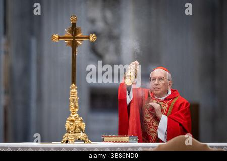 Vatikan, Vatikan. Mai 2025. Kardinal Giovanni Battista Re feiert vor dem Konklave zur Wahl eines neuen Papstes im Petersdom die letzte Messe „Pro Eligendo Romano Pontfice“ mit Kardinälen. Quelle: SOPA Images Limited/Alamy Live News Stockfoto