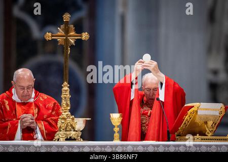 Vatikan, Vatikan. Mai 2025. Kardinal Giovanni Battista Re feiert vor dem Konklave zur Wahl eines neuen Papstes im Petersdom die letzte Messe „Pro Eligendo Romano Pontfice“ mit Kardinälen. Quelle: SOPA Images Limited/Alamy Live News Stockfoto