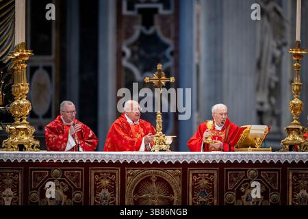 Vatikan, Vatikan. Mai 2025. Kardinal Giovanni Battista Re feiert vor dem Konklave zur Wahl eines neuen Papstes im Petersdom die letzte Messe „Pro Eligendo Romano Pontfice“ mit Kardinälen. Quelle: SOPA Images Limited/Alamy Live News Stockfoto