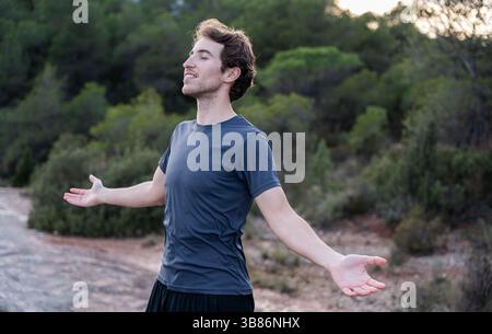 Attraktiver Mann, der draußen frische Luft atmet. Gesundheit und Wellness Stockfoto