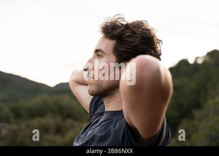 Attraktiver Mann, der draußen frische Luft atmet. Gesundheit und Wellness Stockfoto