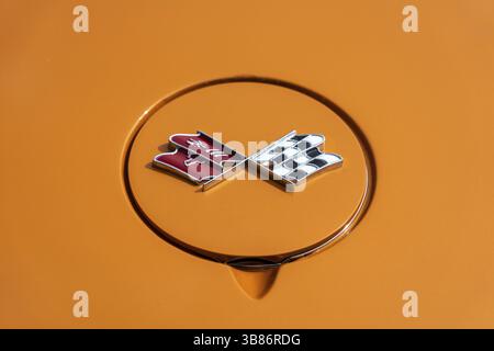 DIEDERSDORF, Deutschland - 30. AUGUST 2020: Das Emblem des Sportwagens Chevrolet Corvette Stingray, Nahaufnahme. Die Ausstellung der US Car Classics Stockfoto