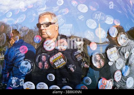 24. Februar 2023, Washington, District of Columbia, USA: Rage Against the war Machine Libertarian Kundgebung am Lincoln Memorial, 19. Februar 2023 in Washington, DC. Gedreht auf doppelt belichtetem Film. (Bild: © Eric Kayne/ZUMA Press Wire) Stockfoto
