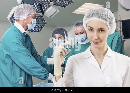 Junge weibliche Anästhesist mit Spritze auf die Chirurgie wimmeln Hintergrund Stockfoto