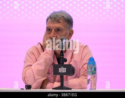 Februar 2024, Hongkong, SVR Hongkong, China: Inter Miami CF Pressekonferenz im Fullerton Hotel Ocean Park Aberdeen, Hongkong Luis SuÃ¡rez und Coach Gerardo â€˜Tataâ€™ Martino (Bild: © Jayne Russell/ZUMA Press Wire) Stockfoto