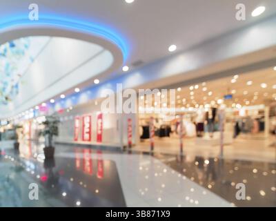 Abstrakt verschwommener Eingangsbereich des Kleiderladens Stockfoto